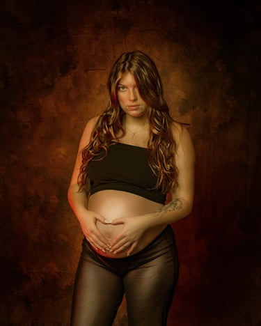 Künstlerisches Portrait einer Frau mit warmem Licht und grafischem Overlay in Orange – kreativer Fine-Art Fotografie Stil