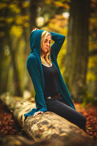 Porträt einer Frau im herbstlichen Wald, aufgenommen von Lens & Look | Cinematische Portraitfotografie in Oranienburg mit nat