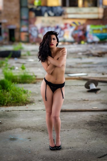 Boudoir-Foto einer Frau in schwarzer Lingerie in verlassener Industriehalle – sinnlich, stark und ausdrucksvoll.