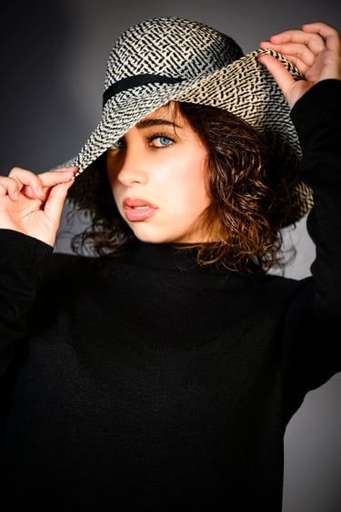 Authentisches Portrait einer Frau mit Hut im sanften Licht – aufgenommen von Lens & Look in Berlin. Cineastische Portraitfoto