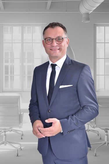 Businessportrait eines Unternehmers im Anzug in Oranienburg – professionelle Unternehmensfotografie