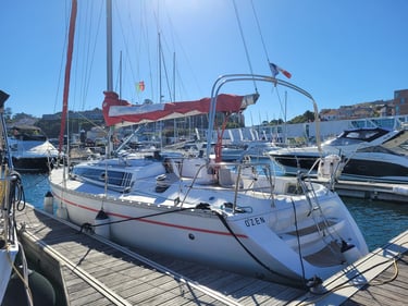 Voilier O'Zen amarré paisiblement à la marina
