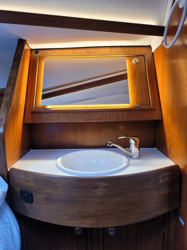 espace lavabo cabine avant du voilier O'zen