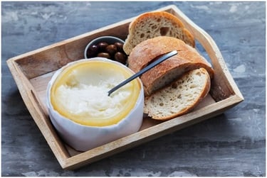 Plateau de fromage portugais avec pain et olives