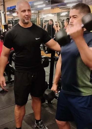 professor orientando aluno em exercício com pesos