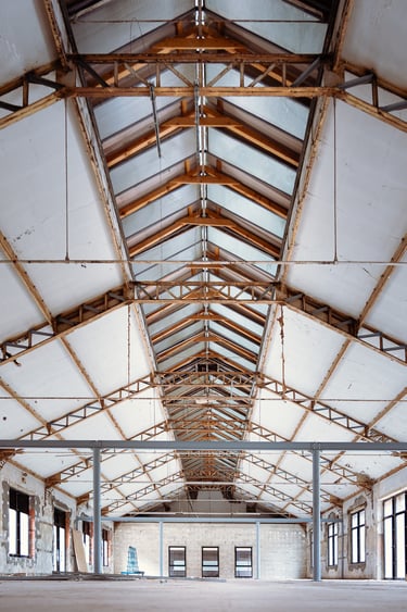 Photo d'un bâtiment avec charpente métallique