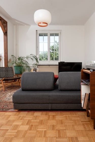intérieur ancien d'un appartement cosy avec luminaire suspension Chouchin reverse de chez Foscarini