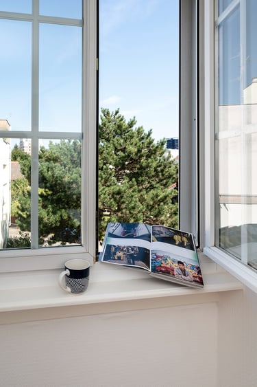 mise en lumière d'un petit coin chaleureux pour se détende en regardant la vue