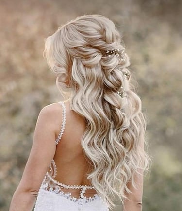 Bride with blonde hair in half-up hairstyle, loose romantic waves, and elegant down style, perfect for her wedding.