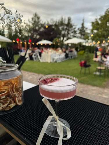 Eteris mobilus baras ruošia gaivų Southside kokteilį su šviežiomis mėtomis