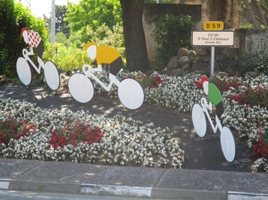 Le tour de France passe régulièrement près du mas de l'Enclos du Soleil le Vent à Saint-Paul-Trois-Châteaux
