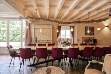 La salle à manger de l'Enclos du Soleil le Vent est authentique et dispose d'une grande table pour 16 personnes