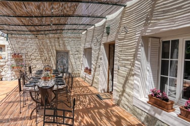 La terrasse du mas de l'Enclos du Soleil le Vent est très agréable en toute saison, en famille ou entres amis