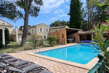 La piscine de l'Enclos du Soleil le Vent est grande et dispose de transats pour se relaxer