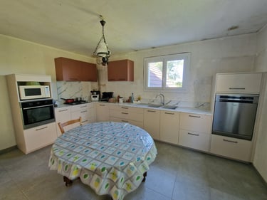 cuisine beige rosé et terracota plan de travail marbre blanc