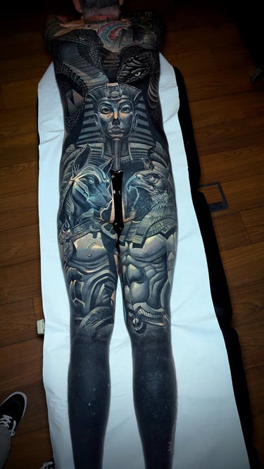 tatuaje egipcio gigante cuerpo entero cover up blanco y negro