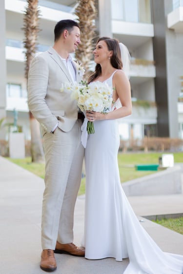 Un momento íntimo capturado por Los Cabos Wedding Films en el Hotel Garza Blanca en San José del Cabo: Una pareja sonriente í