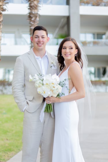Una pareja sonriente capturada por Los Cabos Wedding Films en el lujoso Hotel Garza Blanca en San José del Cabo por nuestros 