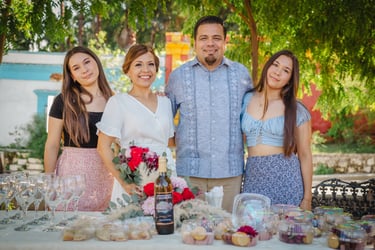 Tierno momento familiar durante la sesión fotográfica de la boda civil en San Antonio. La pareja posa con sus adorables hijas