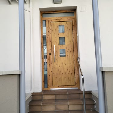 porta-alumini-imitacio-fusta-vidres-quadrats-Aluminis vic