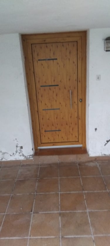 porta-entrada-alumini-imitacio-fusta-Aluminis vic