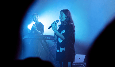 Photographe tours concert d'une artiste par genecis studio