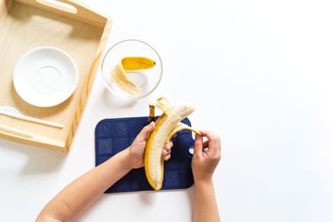 éplucher une banane