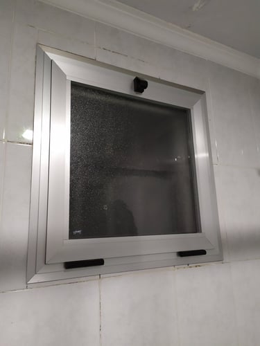 Instalación de ventana de aluminio con rotura de puente térmico y vidrio esmerilado en Valencia.