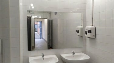 Instalación de espejos de baño y mamparas de ducha de cristal templado a medida.