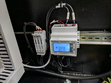 Medidor de energia instalado en una maquina inyectora