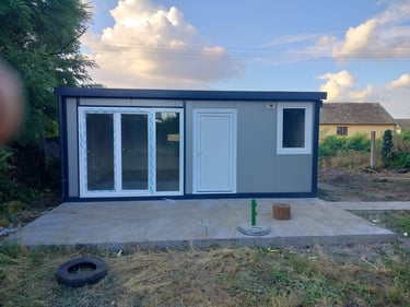 kontejneri za stanovanje sa balkonskim vratima sa portalima, vratima i prozorom pvc 