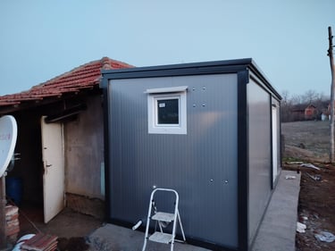 blaga kosina krova sivi kontejner prozor u kupatilu i vrata