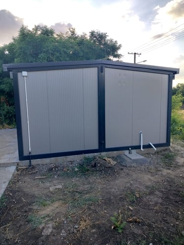 zadnja strana kontejnera za stanovanje sa integrisanim kosim krovom na dve vode 