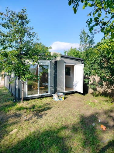 vikendice od kontejnera u dvoristu sa balkoncima