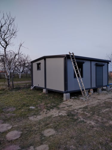 kontejner za stanovanje na dve vode i olucima Begec sive boje zalazak sunca