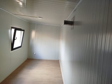 unutrasnjost kontejnera sa prozorom uticnicama led svetlo i otvor za dimnjak