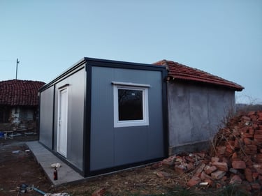 kontejner za stanovanje Zajecar sive boje prozor i vrata