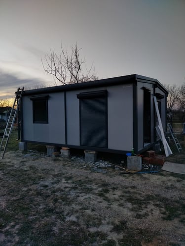Vikendica od kontejnera sa antracit stolarijom 30 m2 Begec