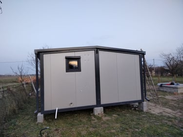 Spojena dva kontejnera za stanovanje sa kosim krovom i olucima Begec