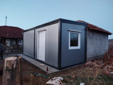 stambeni kontejner prislonjen uz kucu sive boje prozor i vrata bele boje pvc