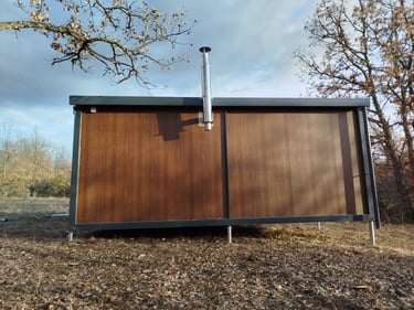 kontejner u drvo dekor boji sa prohromskim dimnjakom