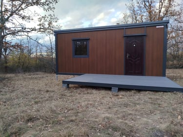 kontejner za stanovanje sa terasom od dekinga u prirodi