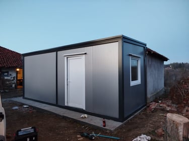 kontejner od 15 kvadrata u dovristu sive boje Srbija