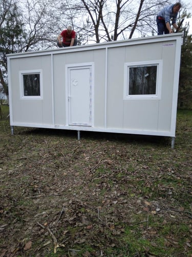 montaza gradjevinskog kontejnera bele boje na vijcanim sipovima