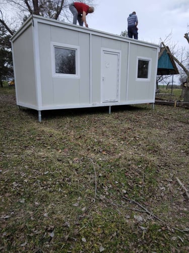 gradjevinski kontejner sa dva prozora i vratima na vijcanim sipovima Senta