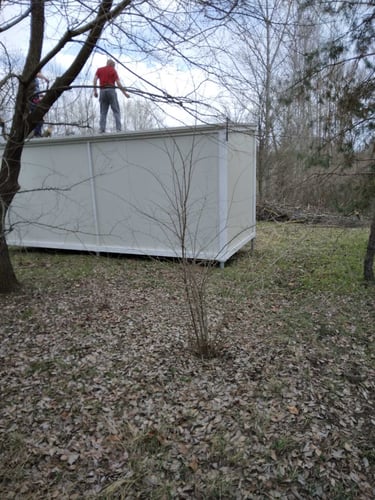 beli gradjevinski kontejner montaza Senta na vijcanim sipovima