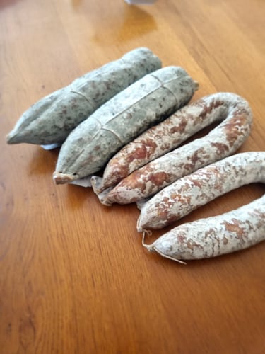 Des saucissons sur la table