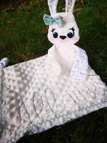 Doudou Câlin Lapin Cléo, broder au prénom Albane, personnalisé avec une nœud barrette 