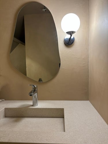 Installatie van moderne lavabo met kraan en spiegel in badkamer in Leuven
