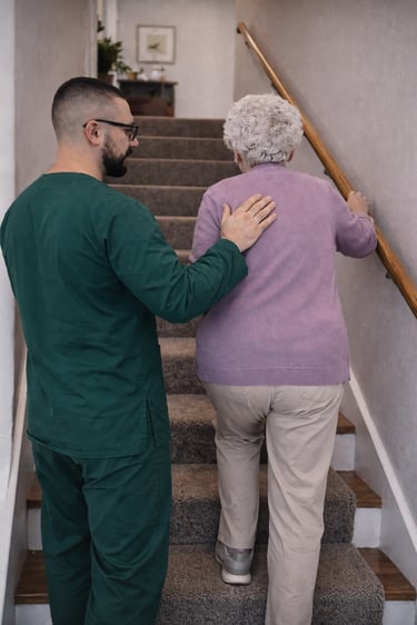 fisioterapeuta realizando exercício em uma idosa logo após uma internação hospitalar
